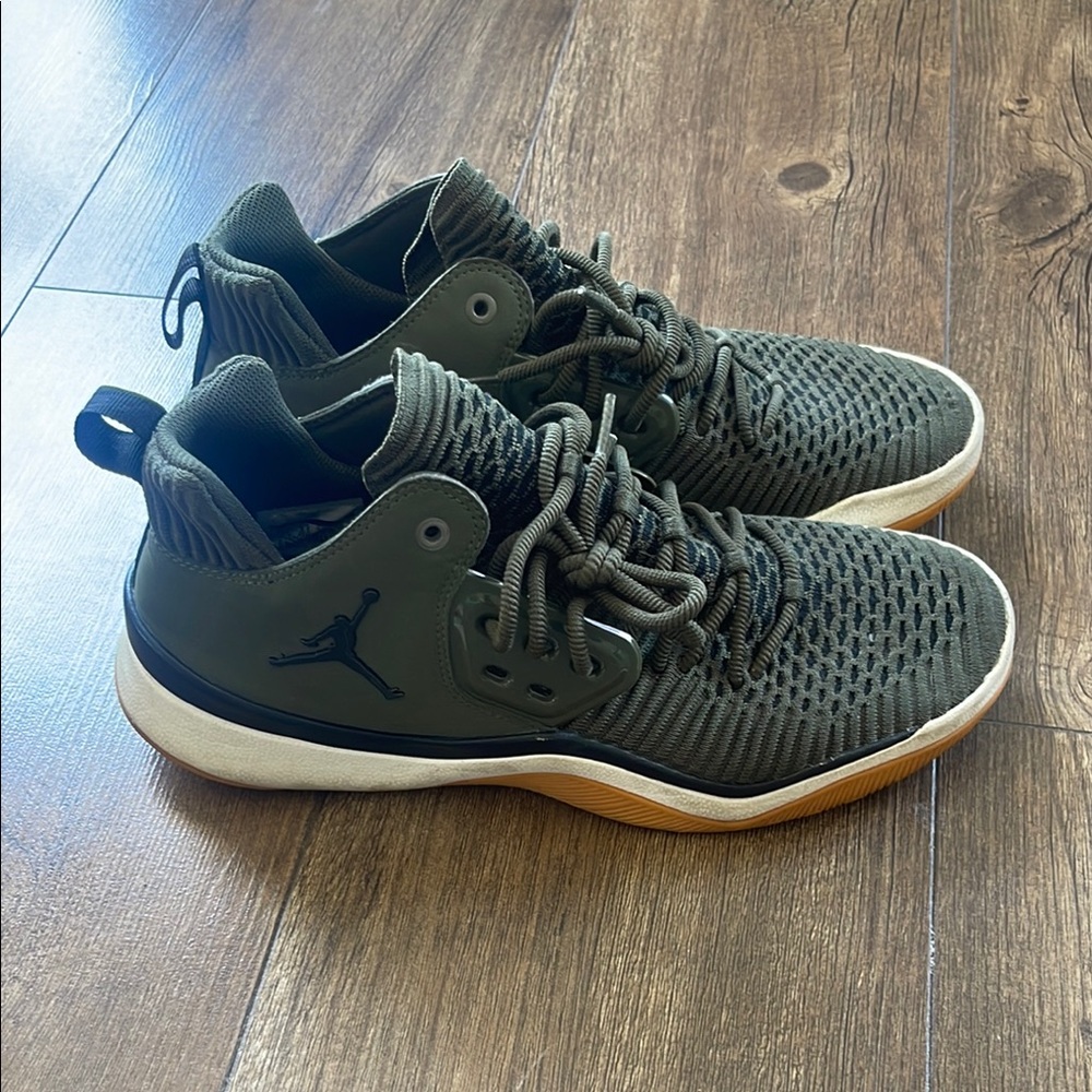 Jordan Olive Green shoes - Picture 3 of 4